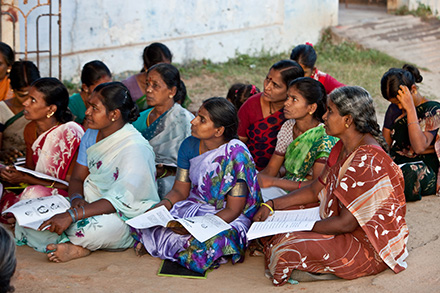 Indiske kvinner mottar utdanning