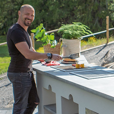 Bjørn på utekjøkkenet sitt