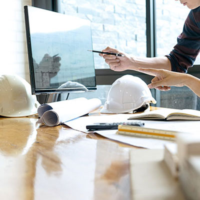 Arkitekter som jobber foran dataskjermen