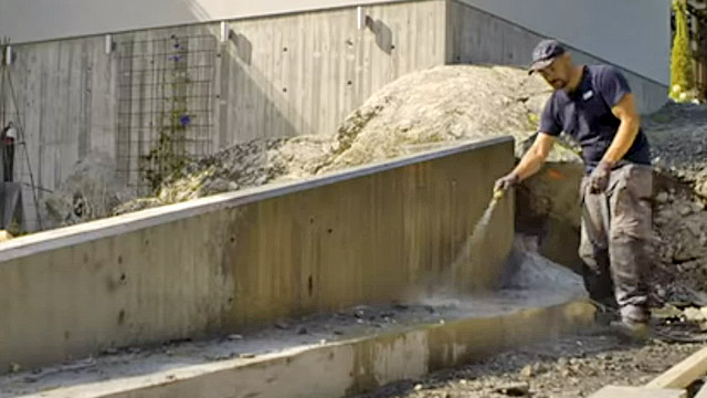 Bjørn vanner betongen