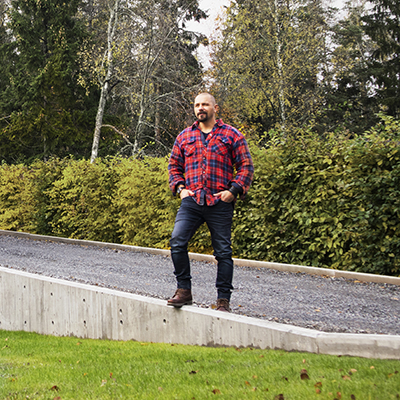 Bjørn står på sin støpte støttemur