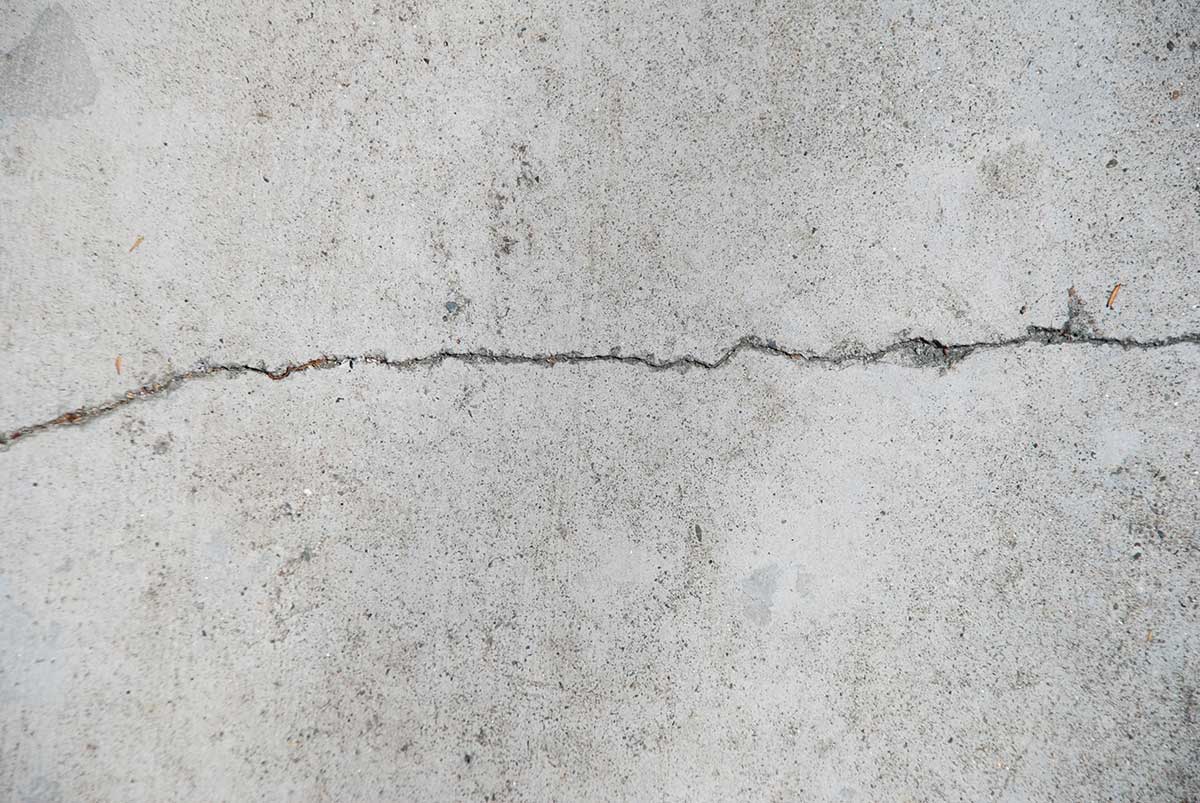 Sprucken betong ökar risken för förtida skador då t.ex. vatten kan tränga in i konstruktionen och påskynda nedbrytning. Laga.jpg